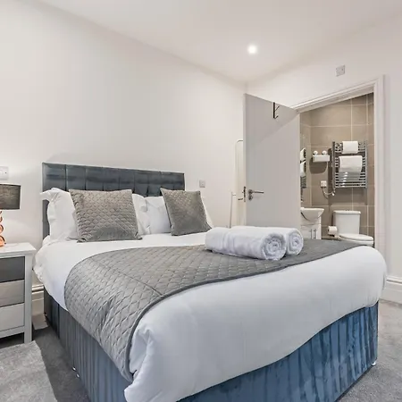 Beautiful 2-bed Centre Near Lgi