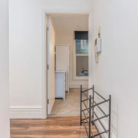 Beautiful 2-bed Centre Near Lgi