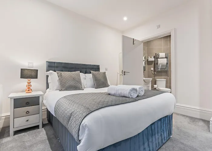 Beautiful 2-bed Centre Near Lgi