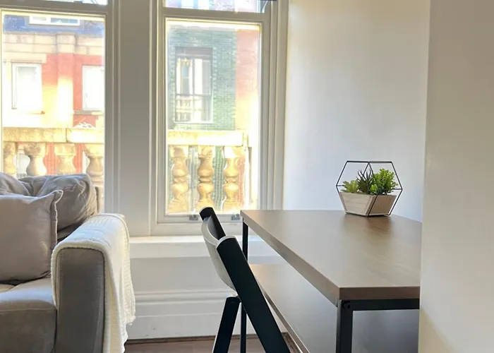 Beautiful 2-bed Centre Near Lgi Лідс