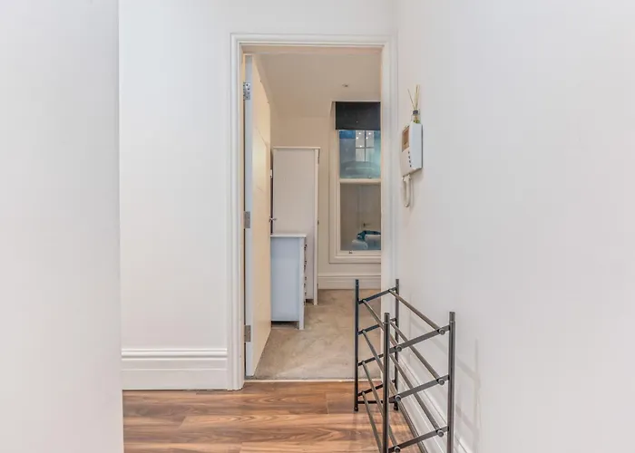 Beautiful 2-bed Centre Near Lgi