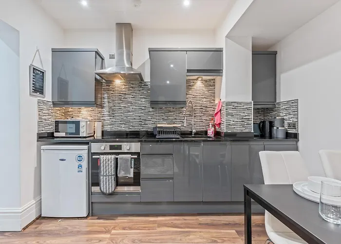 Апартаменти Beautiful 2-bed Centre Near Lgi