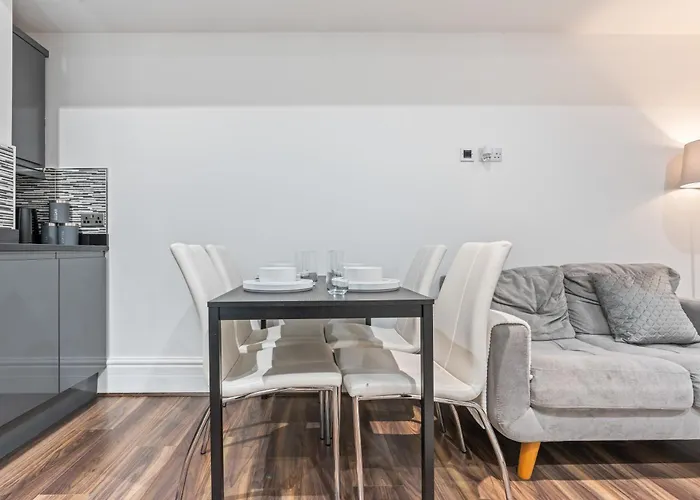 Beautiful 2-bed Centre Near Lgi