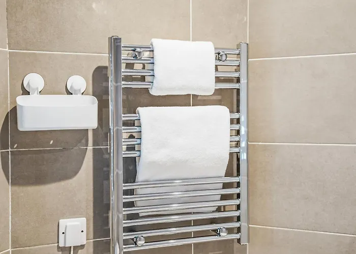 Апартаменти Beautiful 2-bed Centre Near Lgi